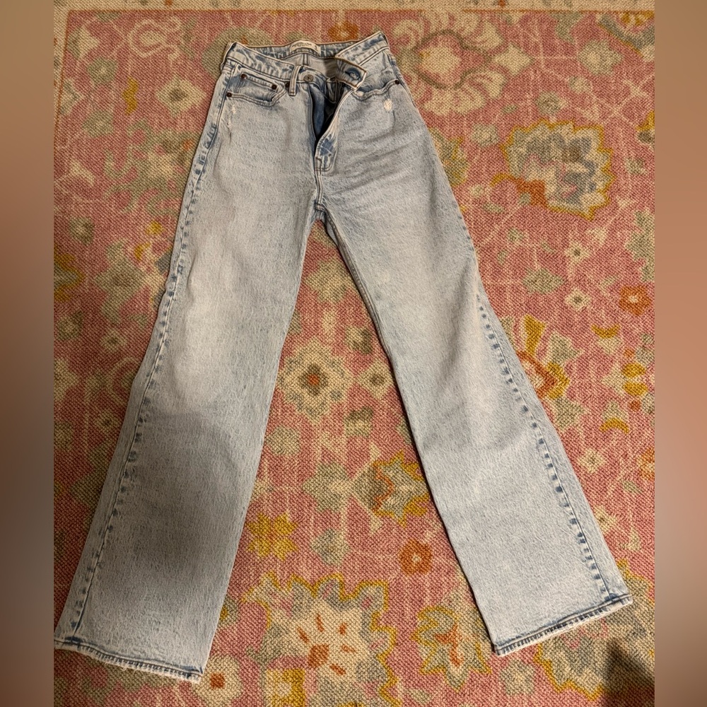 Abercrombie and Fitch 90’s Relaxed Jean High Rise